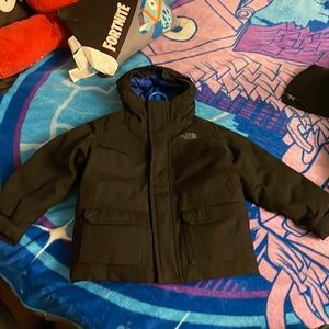 I’m selling a kids the north face coat size 4t used but only used 4times